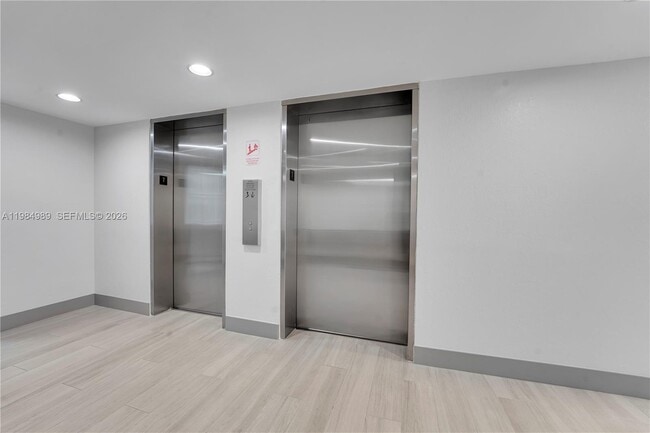 Building Photo - 919 Hillcrest Dr