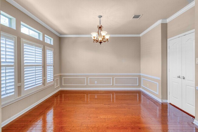 Building Photo - 8707 Roswell Ridge