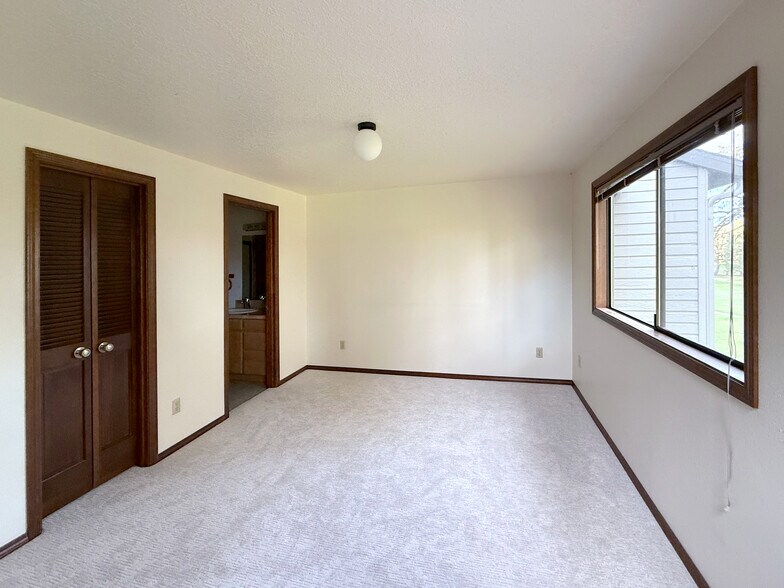 Building Photo - 8949 SW Fairview Pl