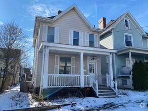 Building Photo - Large 2 bedroom 1 bath home recently renov...