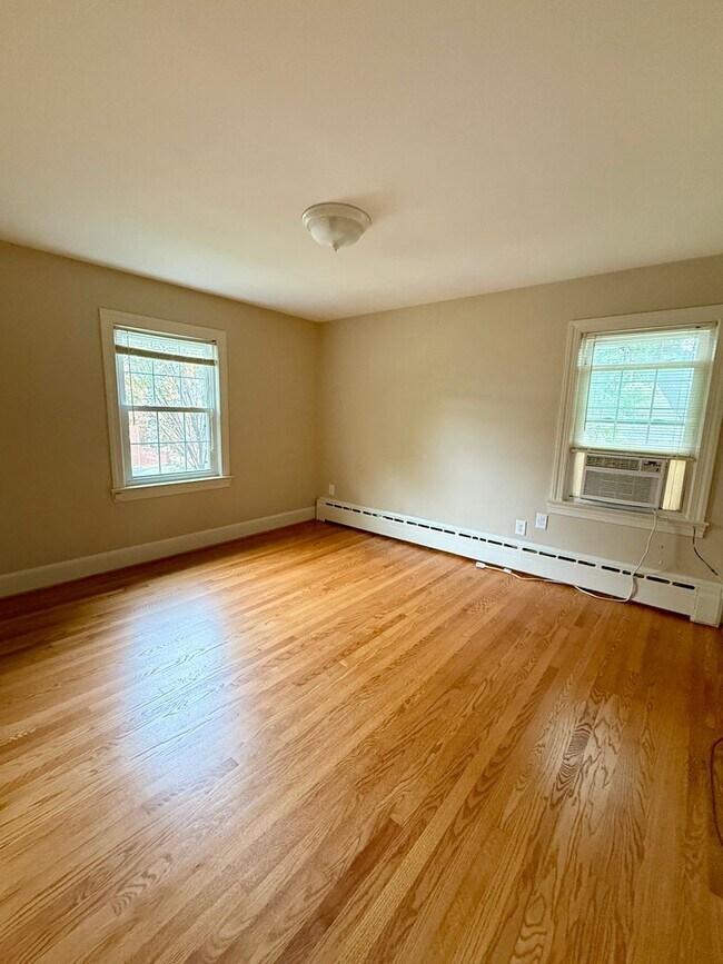 Building Photo - Spacious 3 Bed Duplex in Downtown Fredericksburg