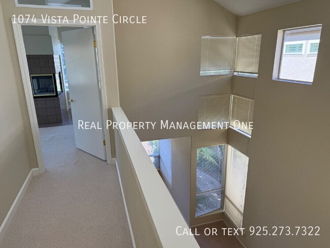 Building Photo - 1074 Vista Pointe Cir