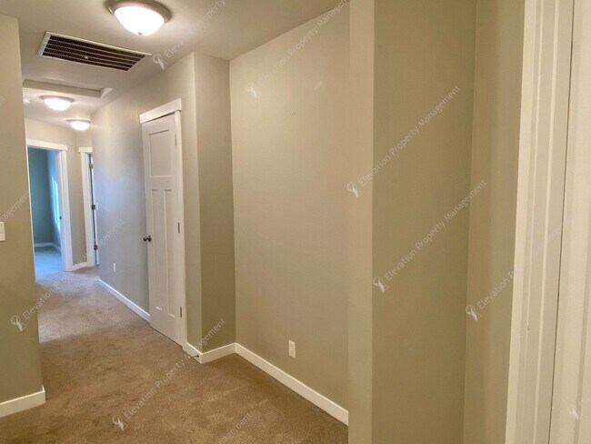 Building Photo - Bright Southeast Bend Home Near Canal Trai...