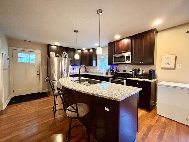 Building Photo - Spacious 4-Bedroom Home in Portsmouth