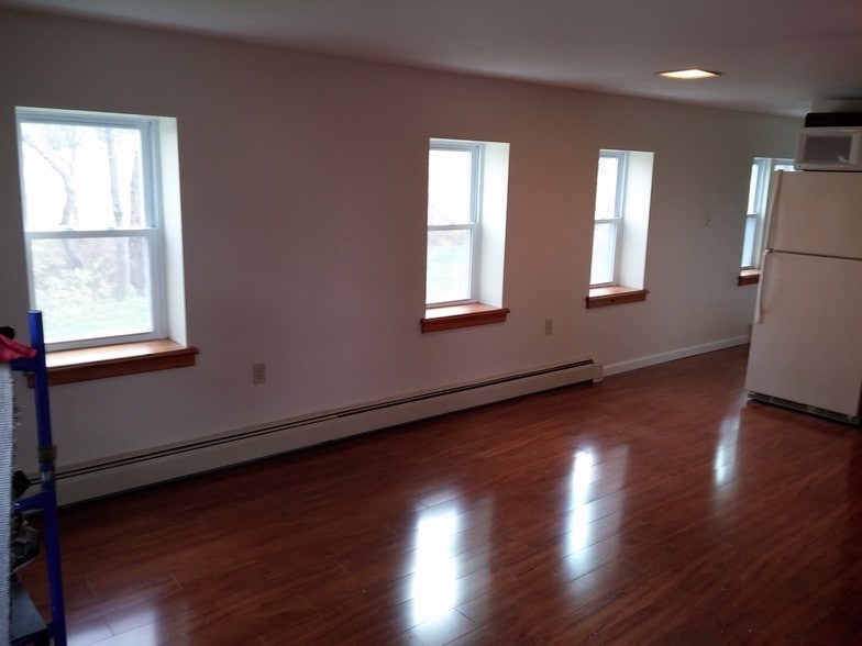 Building Photo - 140 S Poplar St