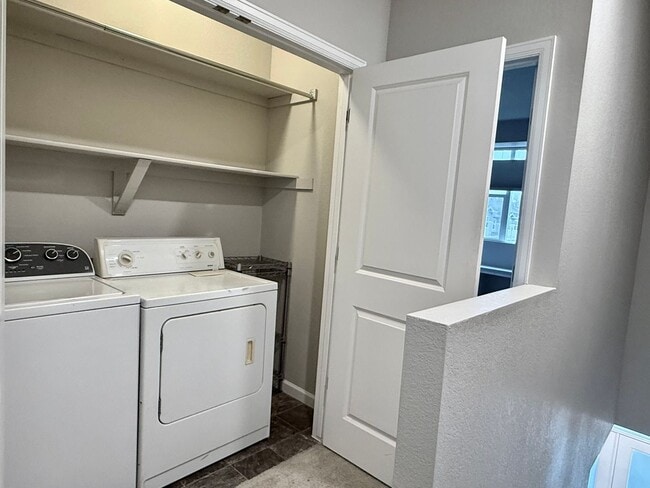 Building Photo - Wonderful End Unit 2 Bed/2.5 Bath Townhome...