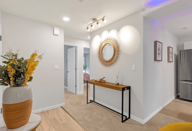 Building Photo - Bellevue Square Ground Floor 2 Bedroom Condo