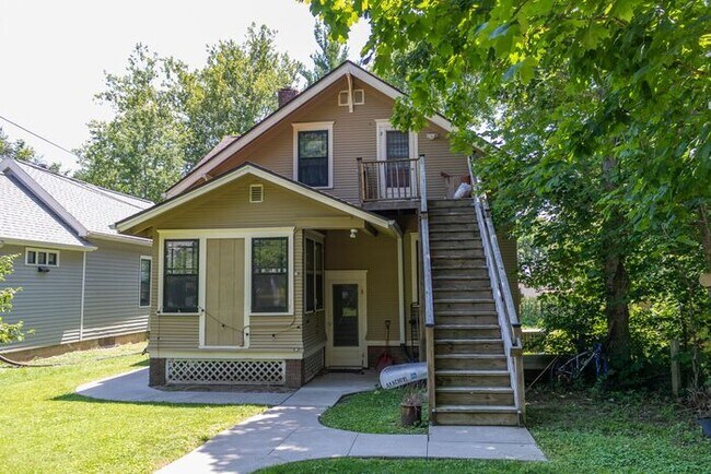 Building Photo - $1,300 | 1 Bedroom + Bonus Room, 1 Bathroom 2nd Floor Apartment | Pet Friendly* | Available for A...