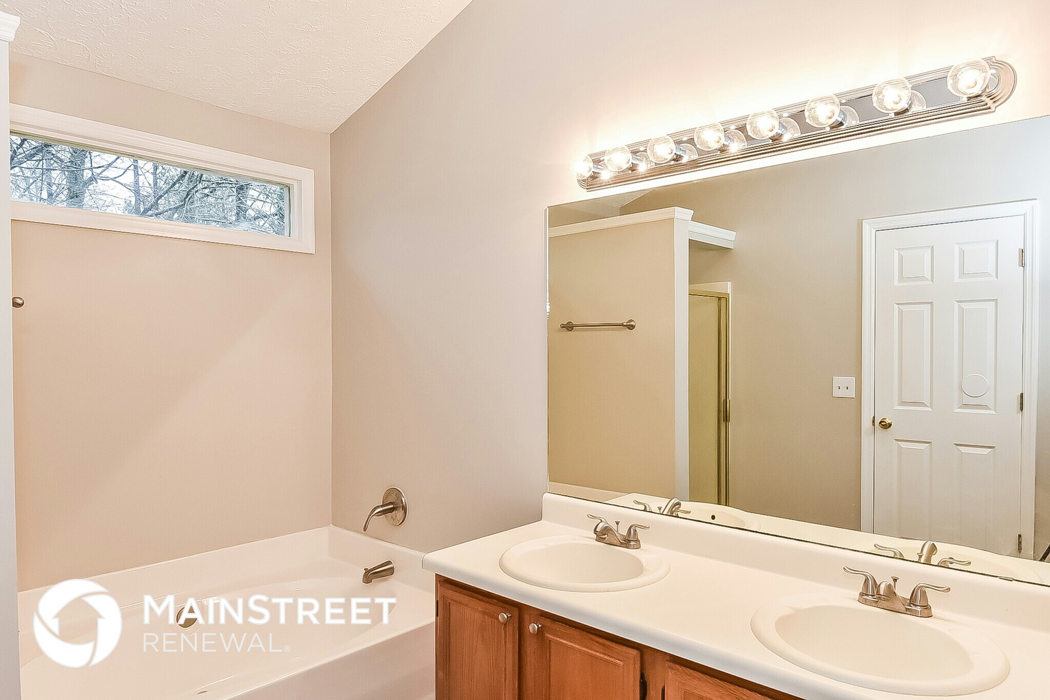 Building Photo - 1685 Versailles Dr