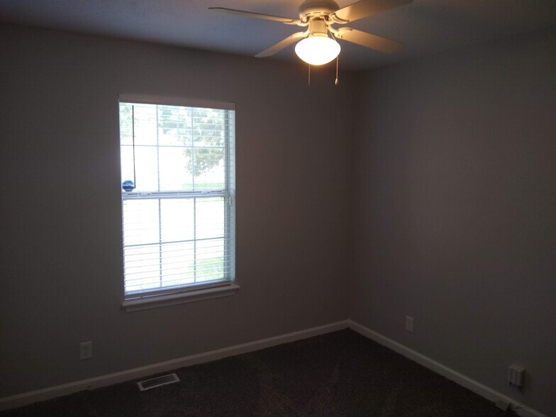 Bedroom 1 - 967 may Apple dr