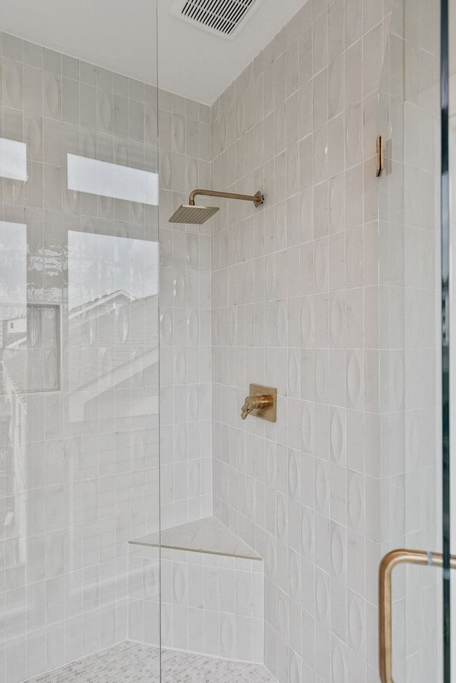 Building Photo - Stunning End Unit Townhome in Salemtown