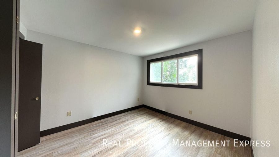 Building Photo - Amazing 3 Bedroom 2.5 Bath duplex with attached garage and fenced yard!