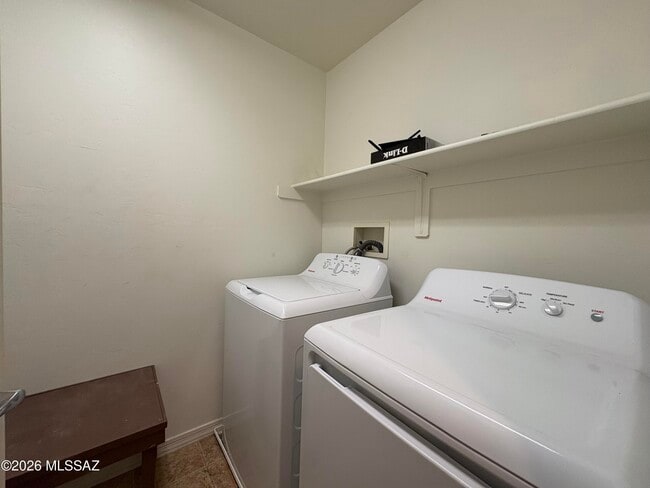 Building Photo - 1133 S Pantano Overlook Dr