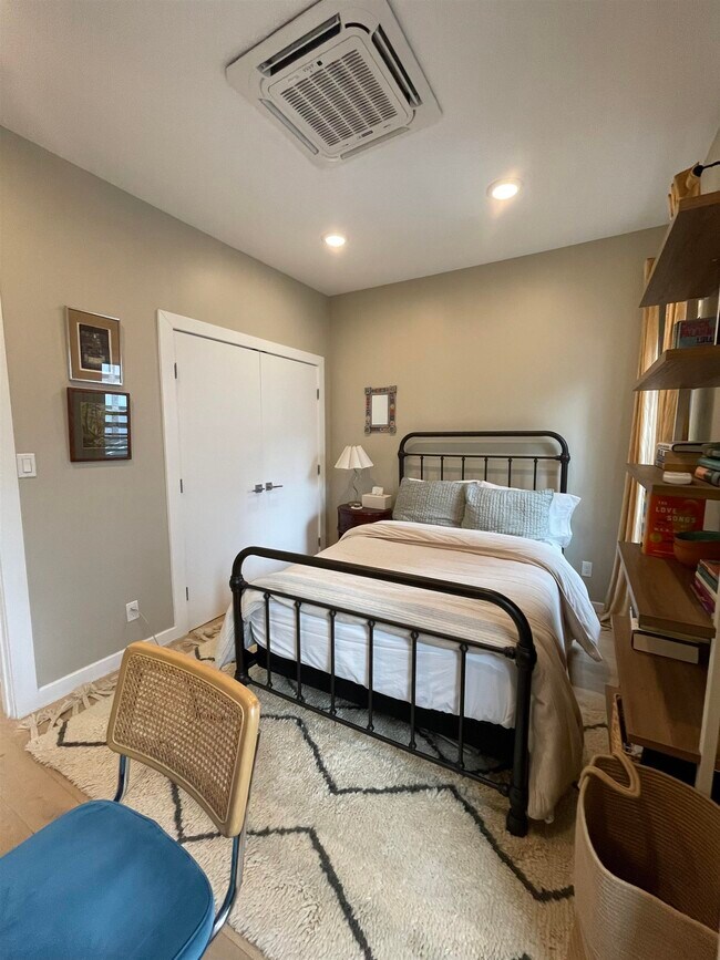 Building Photo - 354 Grove St