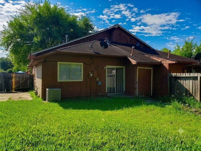 Building Photo - 17010 Pastoria Dr
