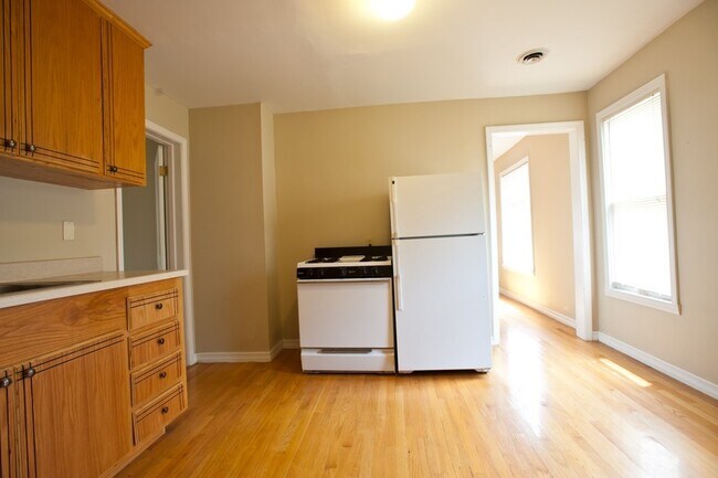 Building Photo - 8/1-$1745 – 3 BR with Laundry, Upper Flat Close to Lakefront and UWM - 2431 N Farwell