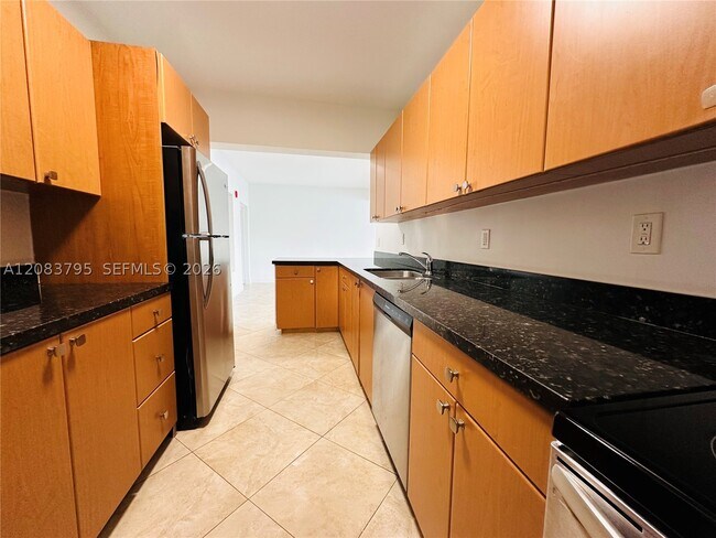 Building Photo - 946 Bay Dr E