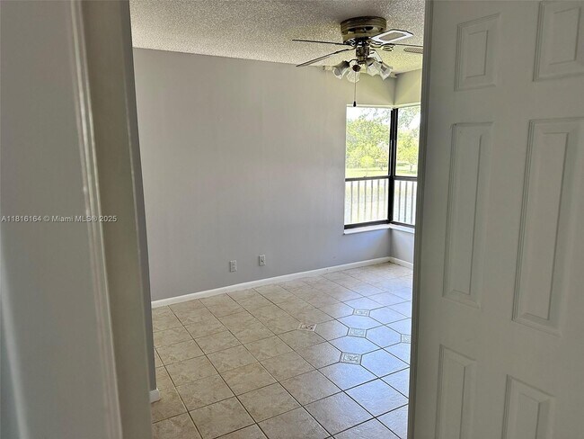 Building Photo - 2526 Carambola Cir N