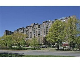 Building Photo - Short walk to Longwood! Steps to T! Large ...