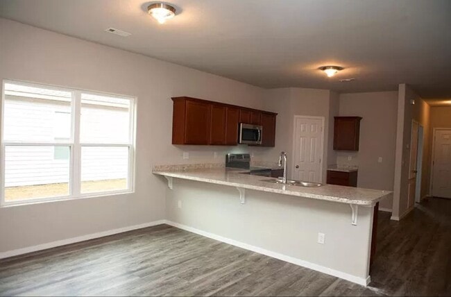 Building Photo - 4-Bedroom, 2-Bathroom West Fayetteville Ho...