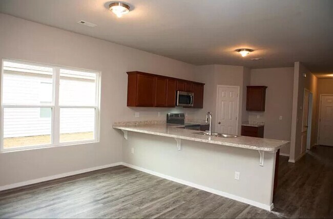 Building Photo - 4-Bedroom, 2-Bathroom West Fayetteville Home Available 7/1