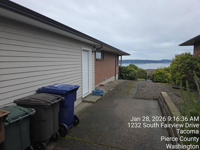 Building Photo - View home North Tacoma - 3 bedroom, 3.5 bathroom, 6 car garage - Available NOW!!!