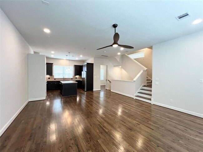 Building Photo - 942 W 18th St