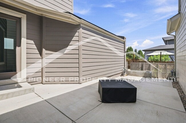 Building Photo - Gorgeous Home with Central AC and Washer/Dryer
