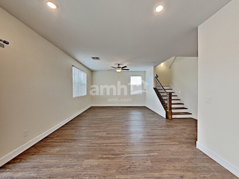 Building Photo - 5914 W Columbine Dr