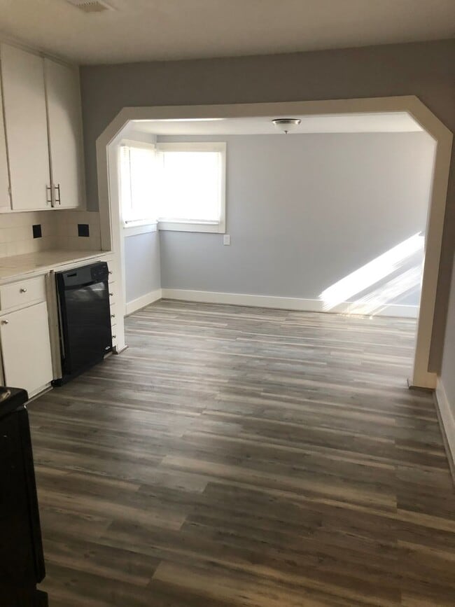 Building Photo - Newly renovated home located in the South end of Beaumont