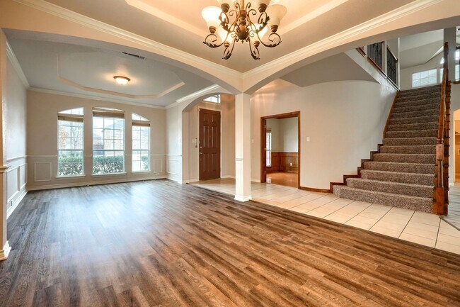 Building Photo - Stunning 5-Bedroom Home with Spacious Backyard and Modern Upgrades