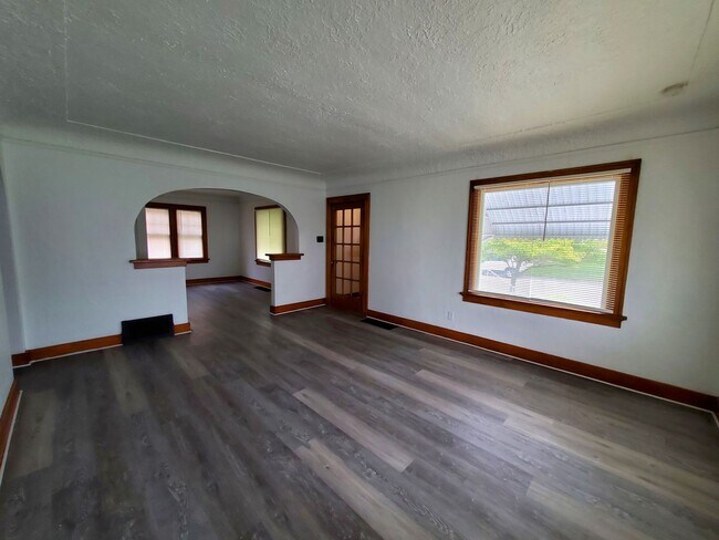 Building Photo - FOR RENT- Large Home with Fenced in Yard n...