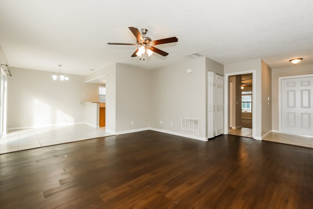 Building Photo - 318 Regal Park Dr