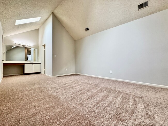 Building Photo - UPDATED with NEW Carpet & Fresh Paint! REA...