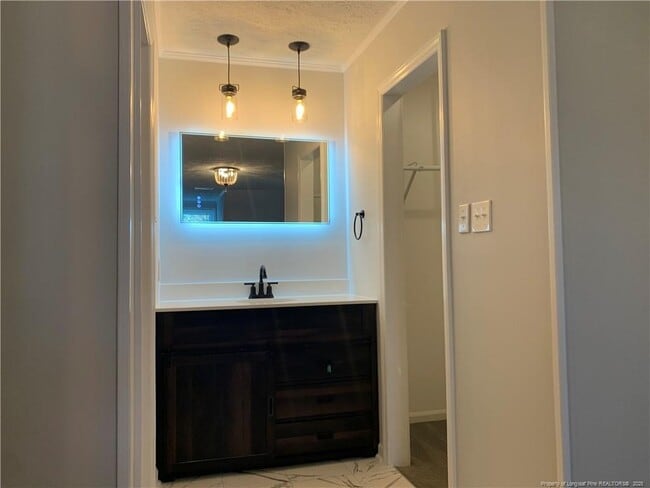 Building Photo - 5800 Lagu Pl