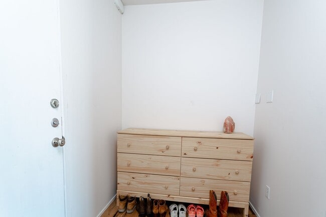 Building Photo - Cozy 1/BR 1/BA with Private Balcony & Mode...