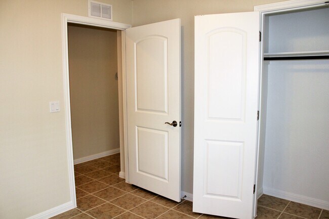 Building Photo - 213 Paint Creek Ln