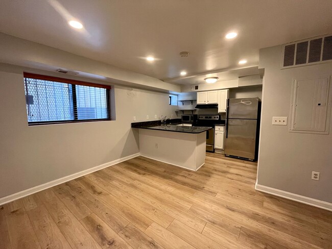 Building Photo - Lavish Lower Level 1 BR/ 1 BA Condo in Col...