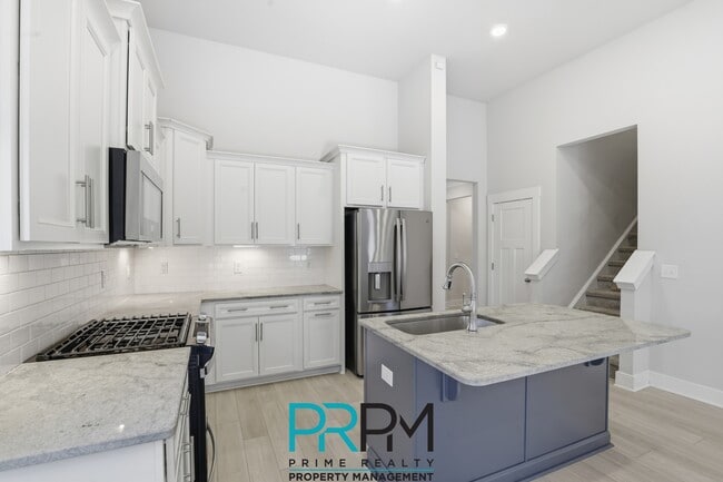 Building Photo - 2 Thornfield Dr