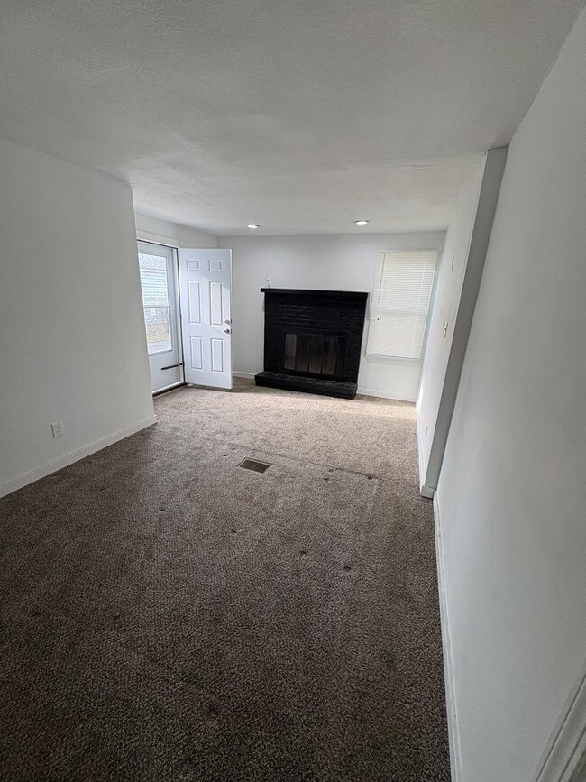 Building Photo - Lee/Harvard 3 Bedroom Single