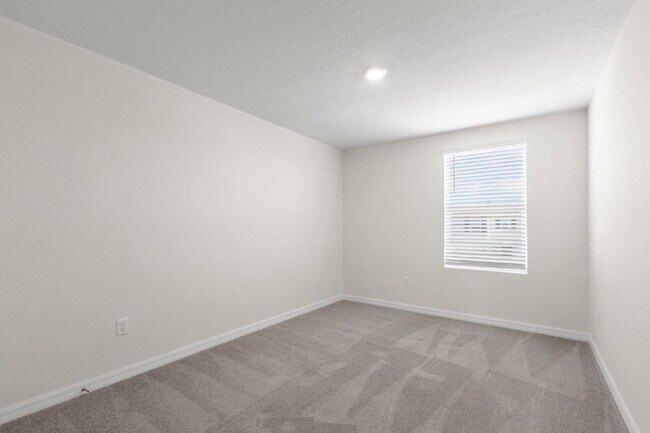 Building Photo - "Spacious 4-Bedroom Retreat with 3 Full Baths - 2260 Sq Ft of Comfort in Parrish, FL!"