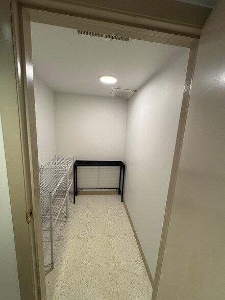 Storage - pantry - 5434 N Lotus Ave