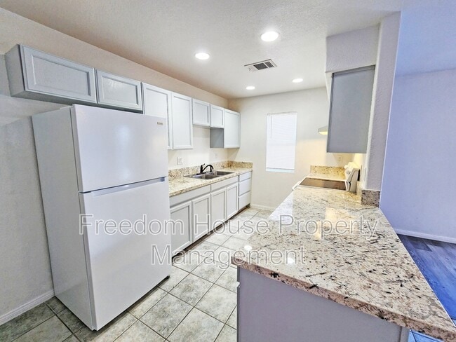 Building Photo - 670 Bourbon St