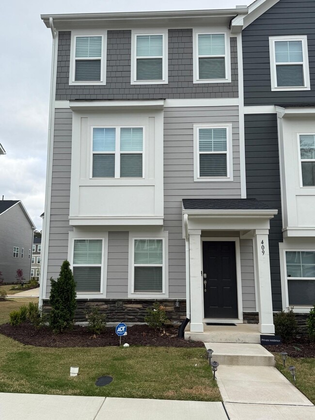 Building Photo - 409 Deercroft Dr