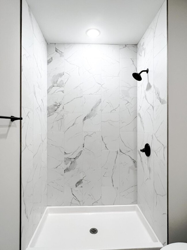 Building Photo - 3 Bedroom 2 Full Bath HOUSE with GARAGE