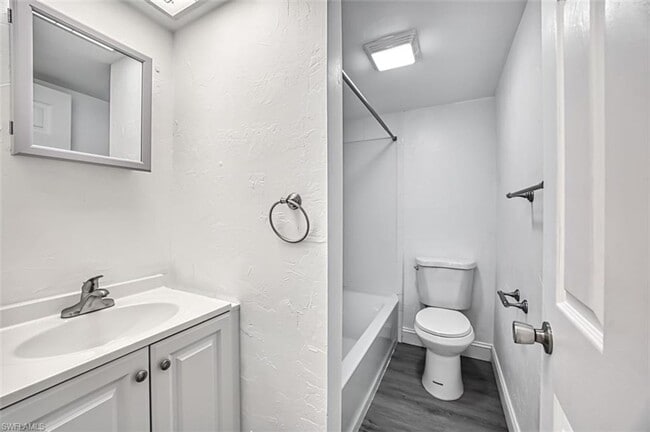 Building Photo - Newly renovated 2 bedroom 2 bathroom 1st f...