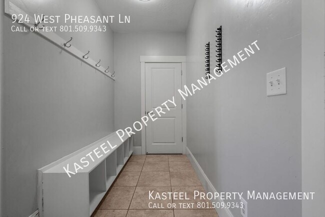 Building Photo - 924 W Pheasant Ln