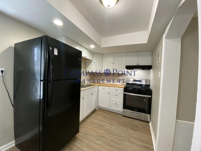 Building Photo - This huge 4 bedroom 1 bathroom house is Now Available!!