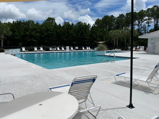 Building Photo - Avaliable October 1st 2025 Unfurnished 3 B...