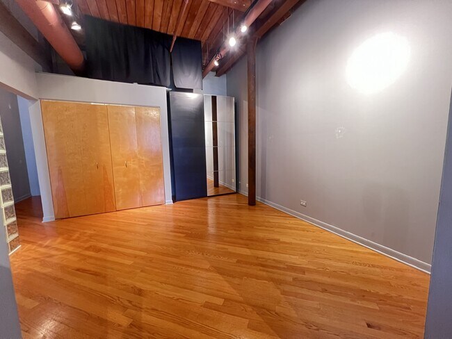 Building Photo - 1000 W Washington Blvd